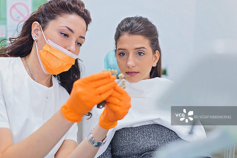 牙医选择牙齿颜色图片素材