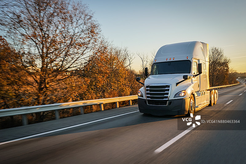 黎明时分道路上的新型18轮卡车图片素材