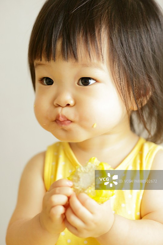 吃玉米的可爱小女孩，满嘴都是图片素材