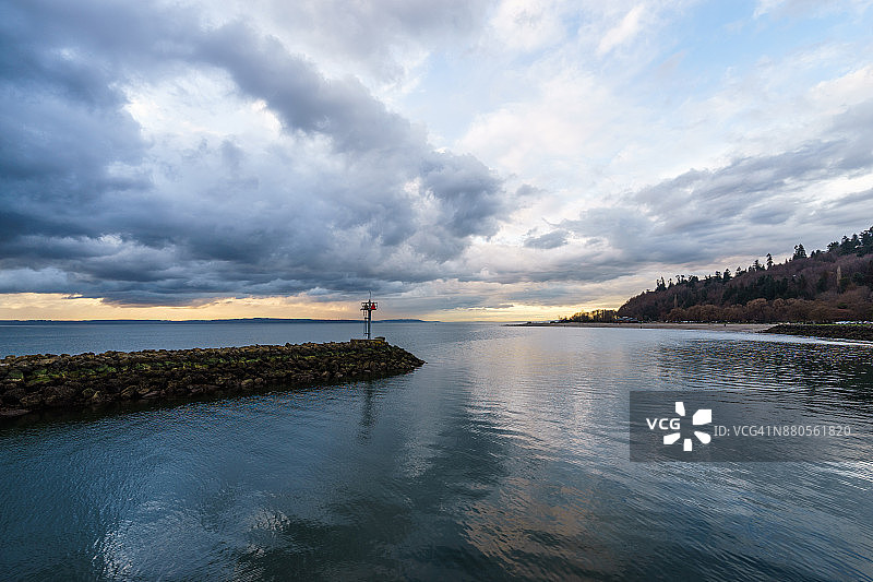 防波堤与金色花园公园图片素材