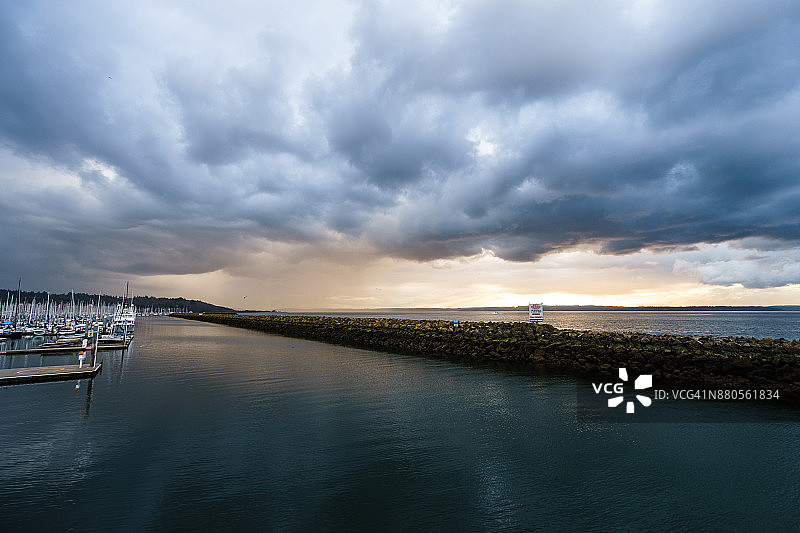 远处的风暴图片素材