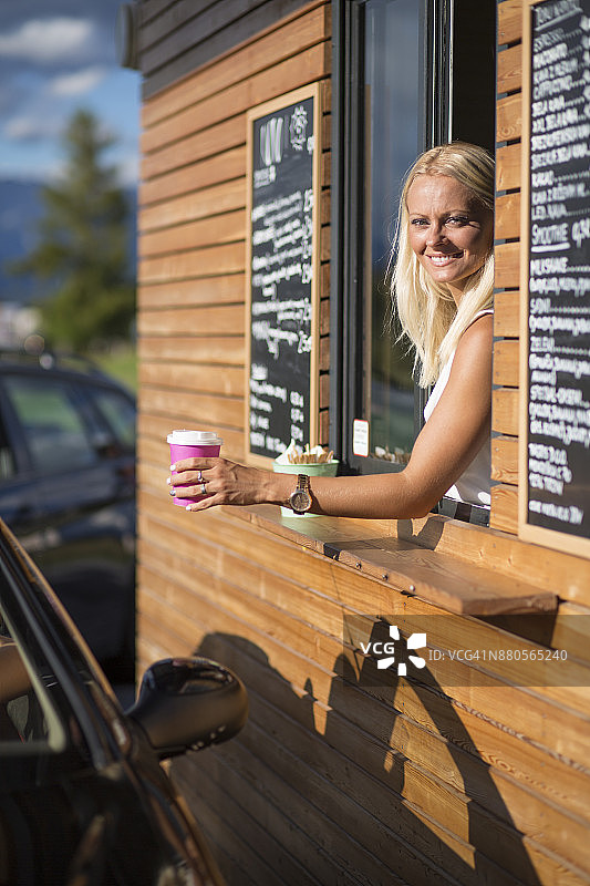 得来速咖啡女店员图片素材