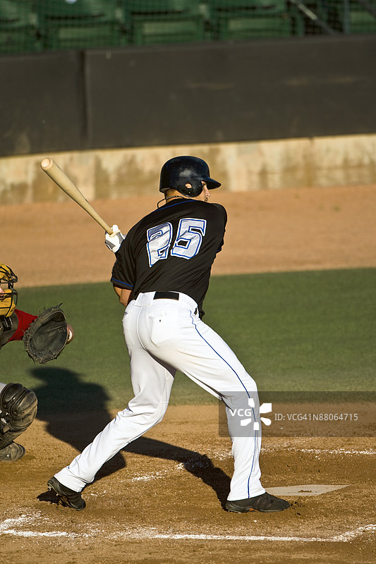 击球的棒球运动员图片素材