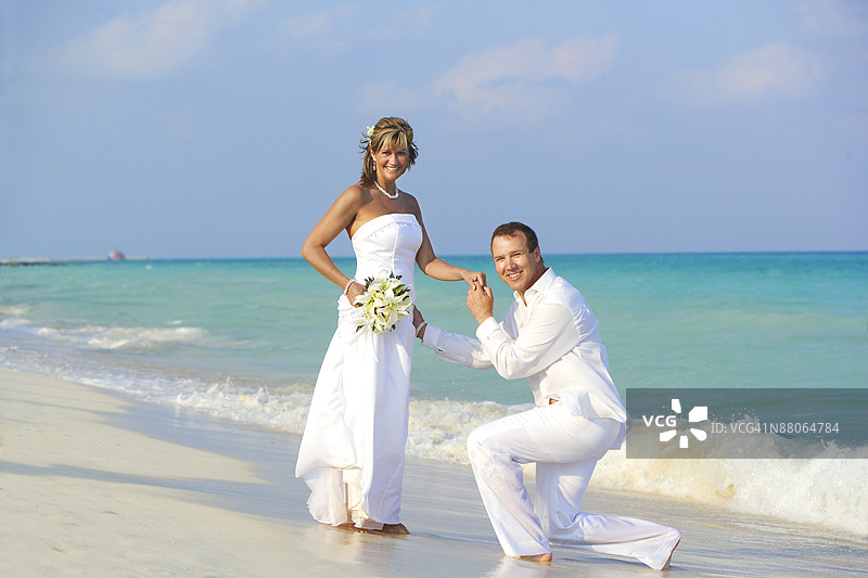 海滩上的新娘和新郎图片素材