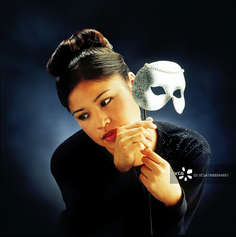 女人手持面具图片素材