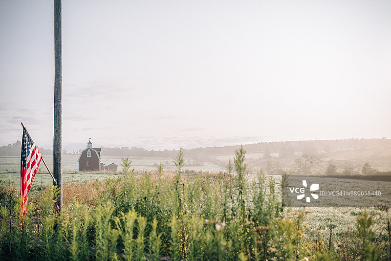 早晨的美国国旗和风景图片素材