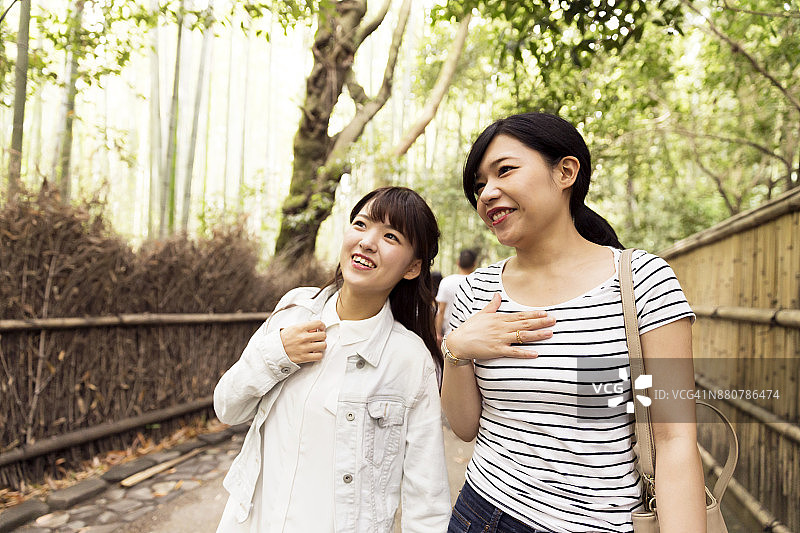 一起欣赏美景，笑容满面图片素材