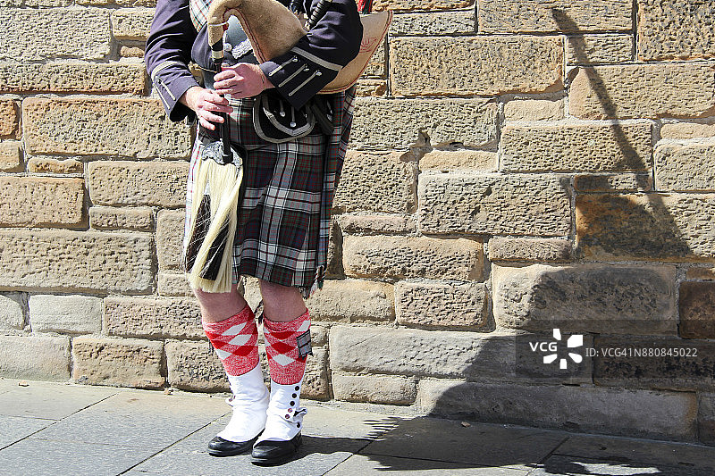 在苏格兰爱丁堡吹奏风笛的苏格兰风笛手图片素材
