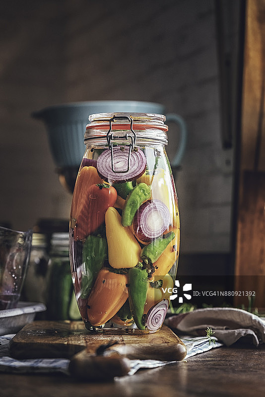 罐装有机彩色红甜椒图片素材