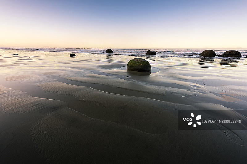 摩拉基巨石日落景色图片素材