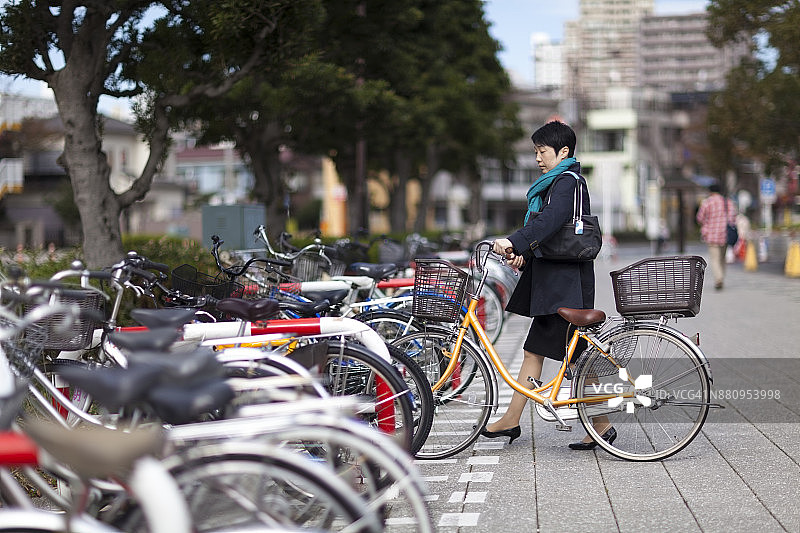 停车放置自行车的女商人图片素材