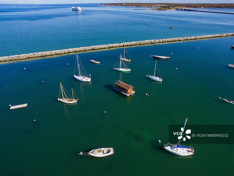 从上方看到的玛莎葡萄园岛葡萄园港，展示了美丽的帆船和清澈的海水，安全的港口和防波堤图片素材
