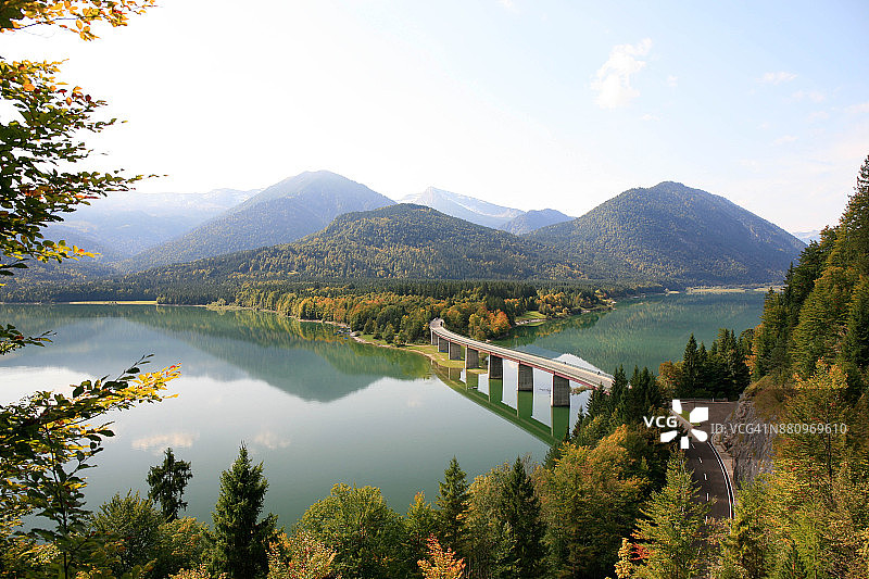 德国巴伐利亚州秋季的西尔文施泰因湖图片素材