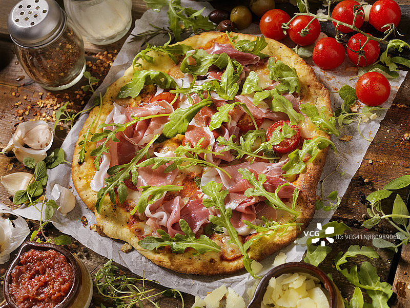 意式火腿芝麻菜披萨图片素材