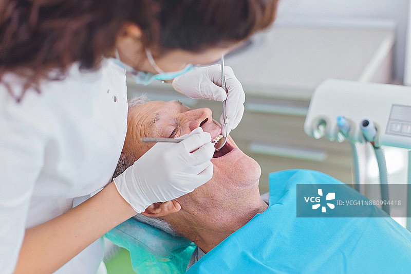 在牙科检查的男人图片素材
