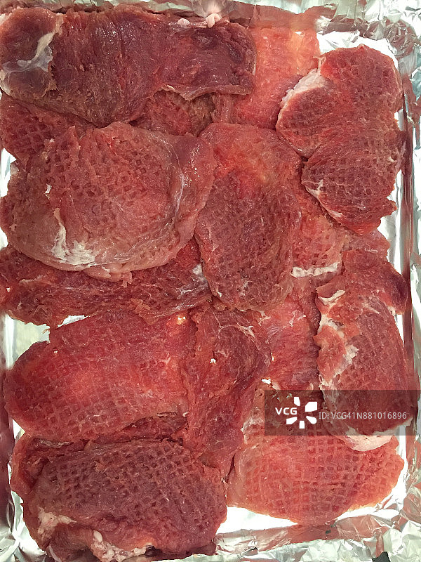 锡箔纸上嫩化的生肉片图片素材