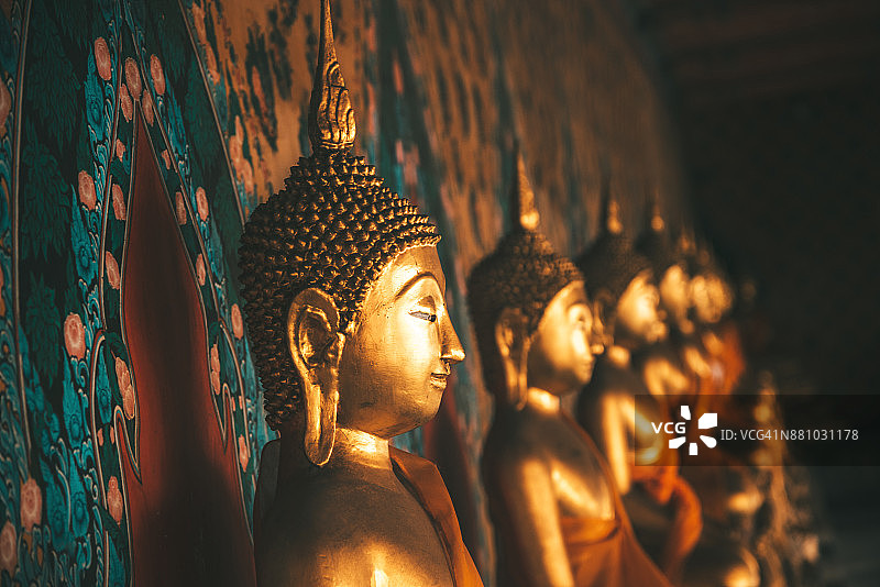 寺庙里的一排佛像图片素材