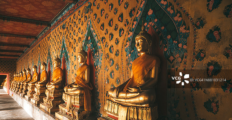 寺庙里的一排佛像图片素材