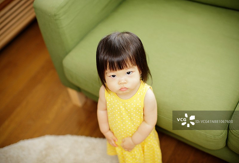 撅着嘴的小女孩图片素材