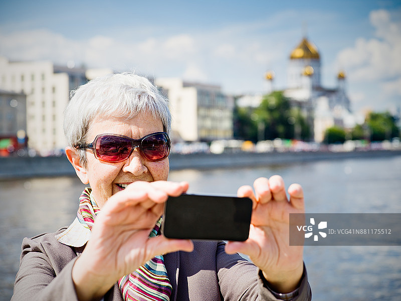 户外的年长的女商人图片素材