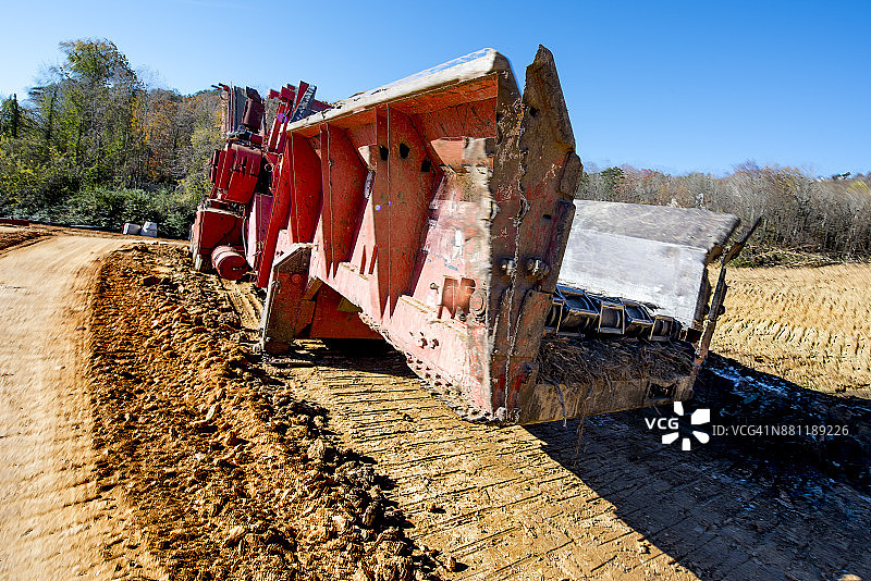 建筑工地上的重型设备图片素材