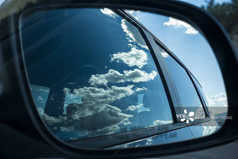 美国亚利桑那州金曼附近SUV后视镜中反射的云彩与蓝天图片素材