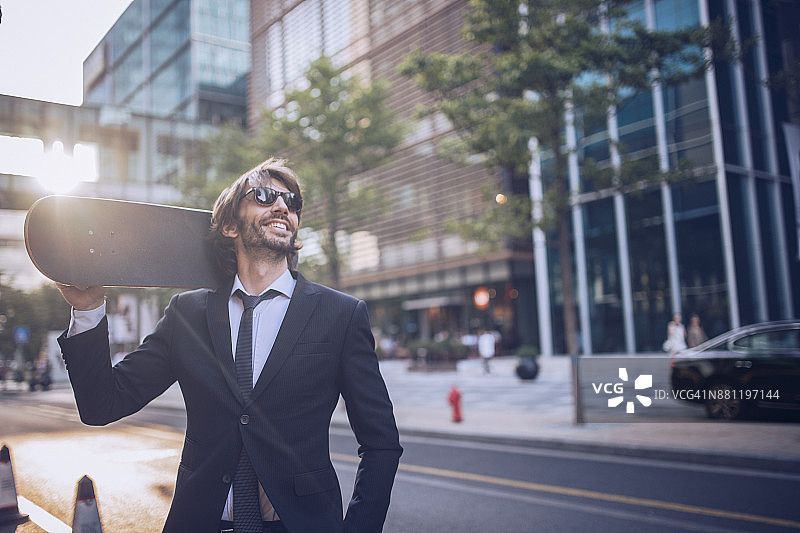 西装滑板型男图片素材