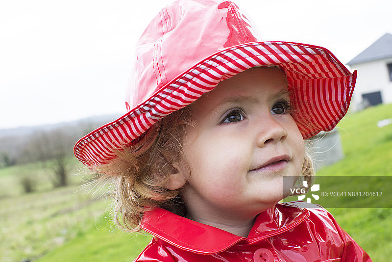 戴雨帽穿雨衣的小女孩图片素材
