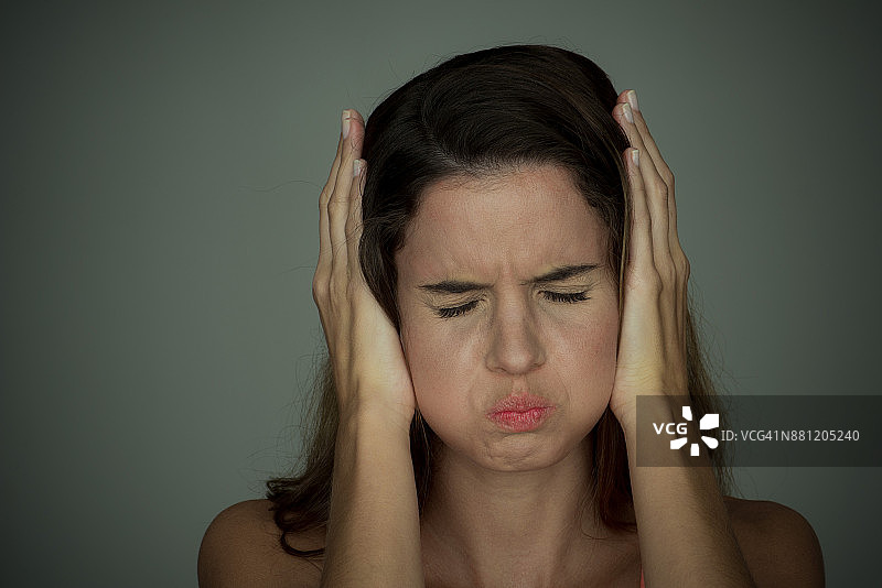 闭着眼睛捂住耳朵的女人图片素材