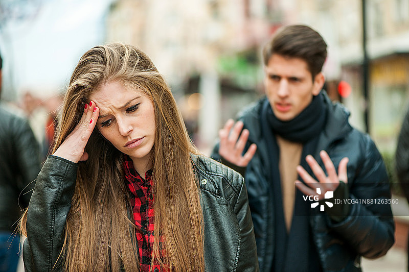 对女友大喊大叫的愤怒男人图片素材