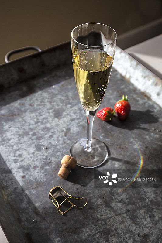 香槟笛、软木塞和金属丝图片素材