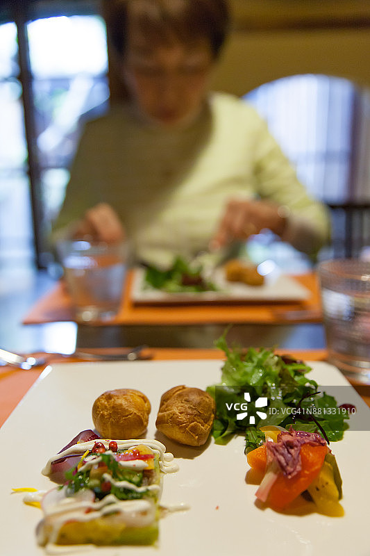 在传统日式房间里的日本女人图片素材