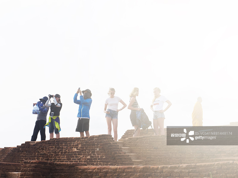 在锡吉里耶古遗址顶部的旅行团图片素材