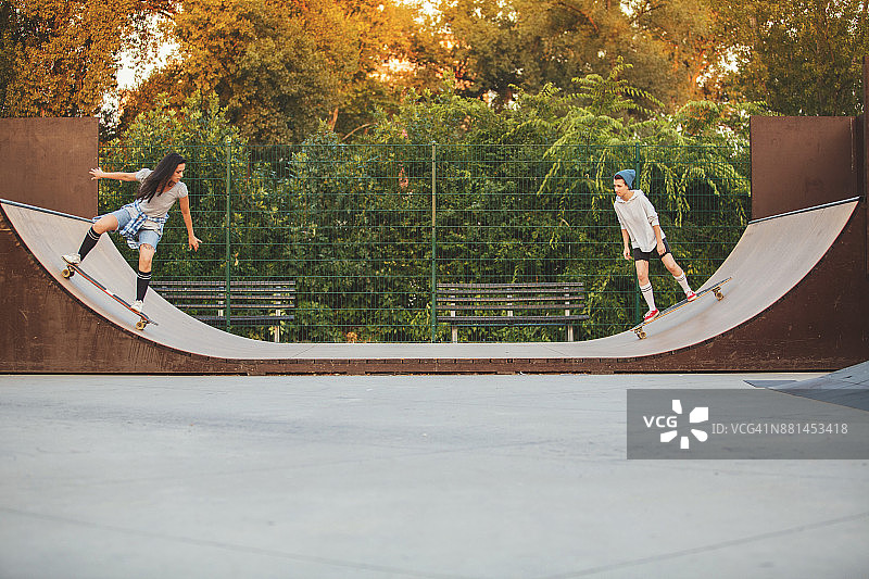 碗池中的滑板少年图片素材