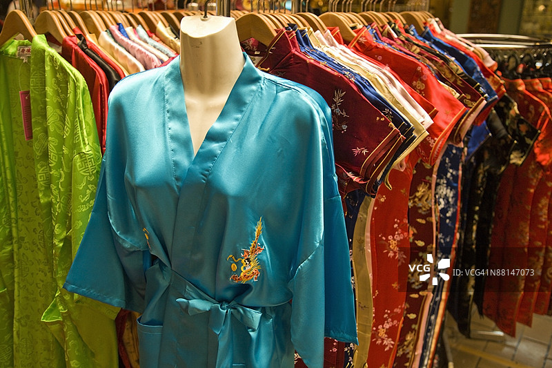 市场上的五彩缤纷的服装图片素材