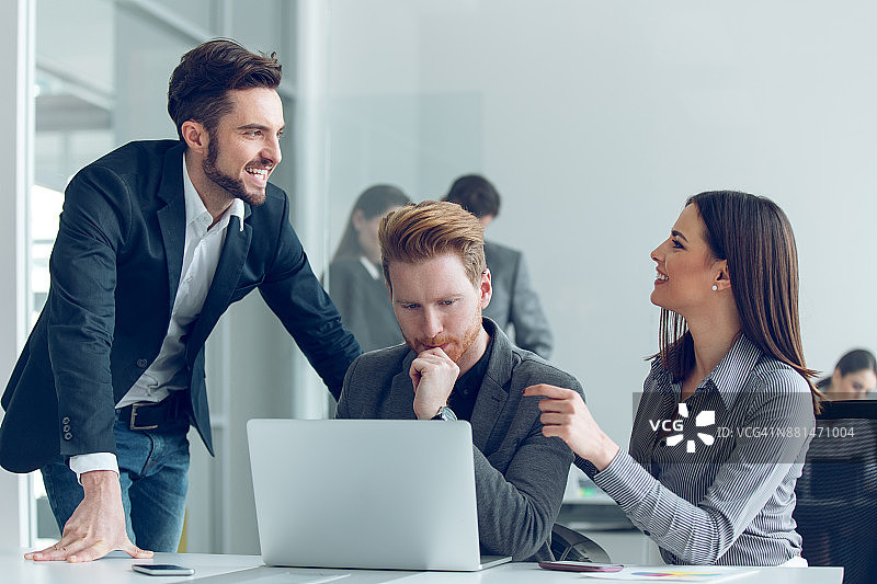 通过团队合作完成工作图片素材