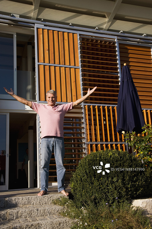 中年男人在家门前享受阳光图片素材