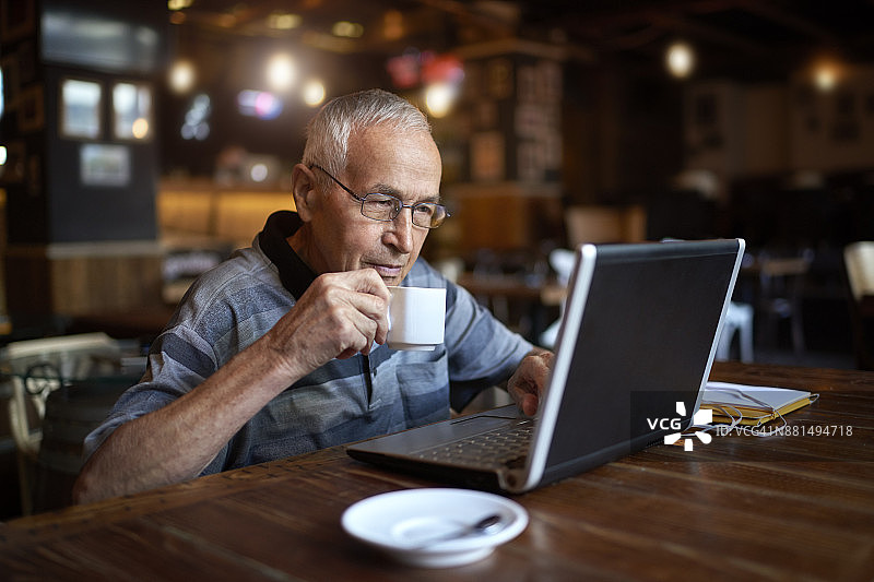 在咖啡店里的年长男人图片素材