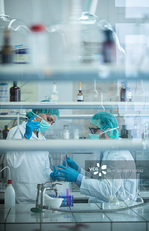 两位生化学家混合化学物质进行科学实验图片素材