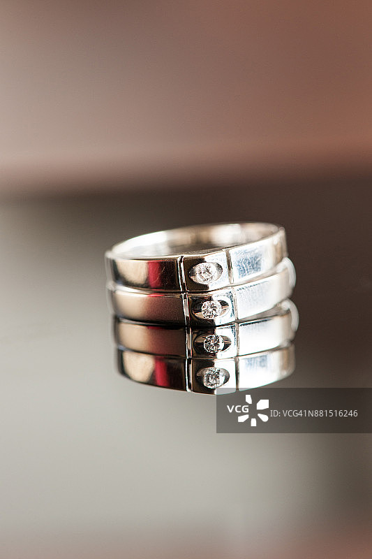 铂金情侣戒指（结婚戒指）图片素材