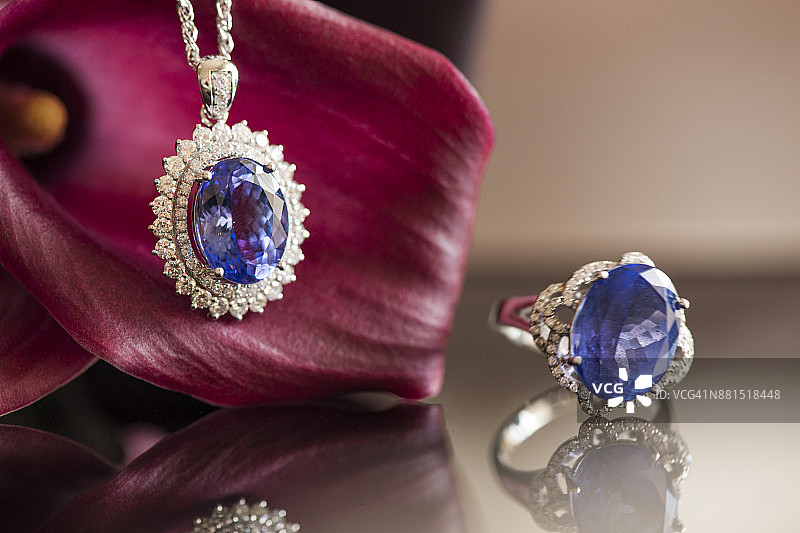 蓝宝石钻石戒指、项链和花朵图片素材