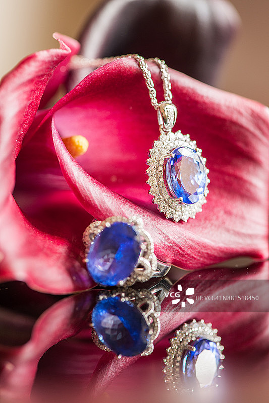 蓝宝石钻石戒指、项链和花朵图片素材