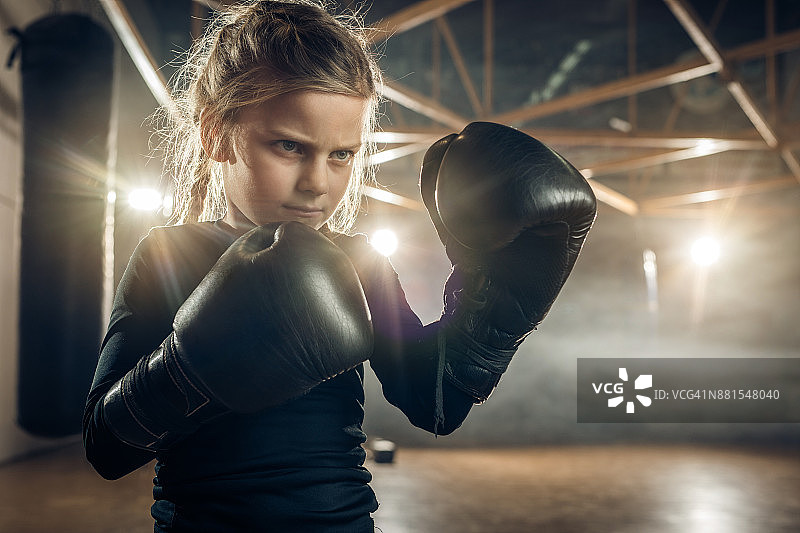 她准备击倒对手！图片素材