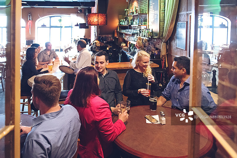 同事们在酒吧聚会，欢乐时光图片素材