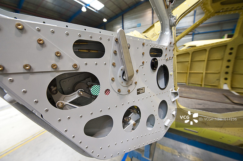 飞机机身和机门的组装图片素材