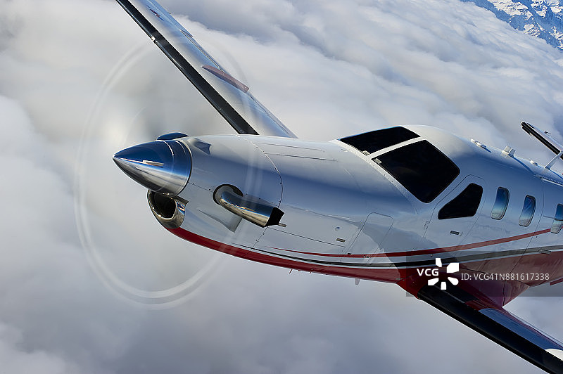 飞机冲出画面图片素材