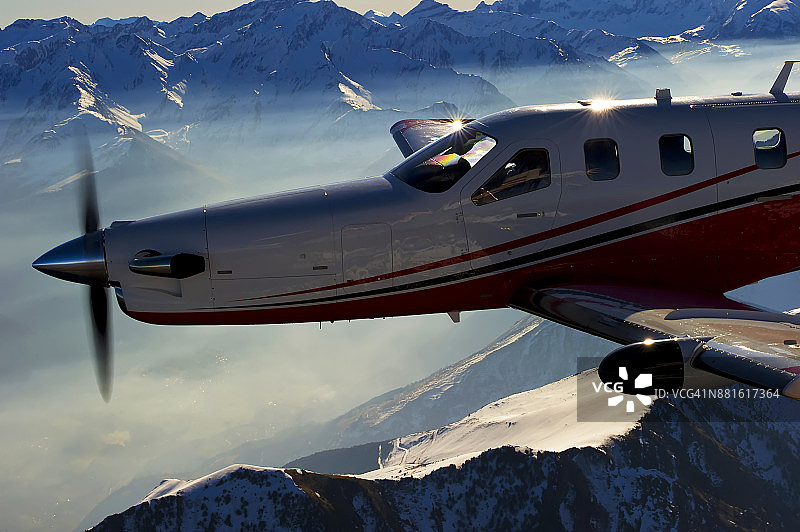 飞机飞越雾中山谷特写镜头图片素材