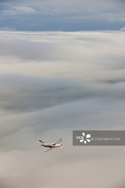 云层上方的飞机图片素材