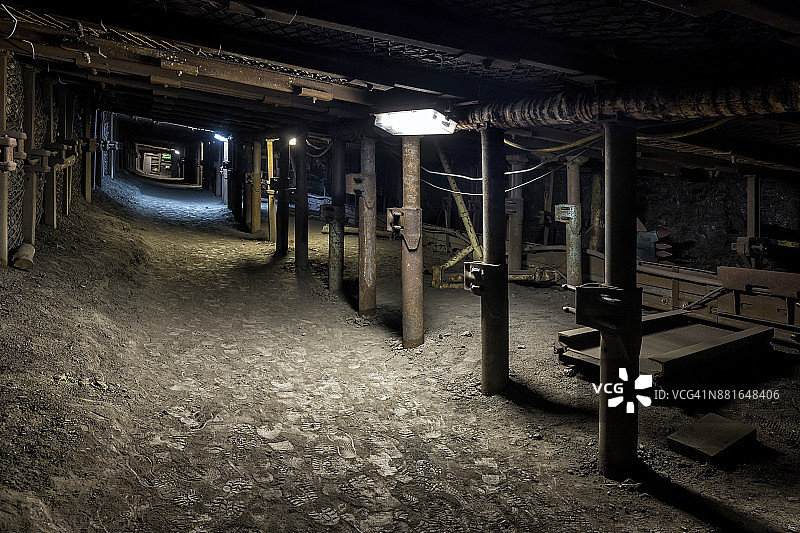 带有支撑系统和钻机的煤矿地下通道图片素材