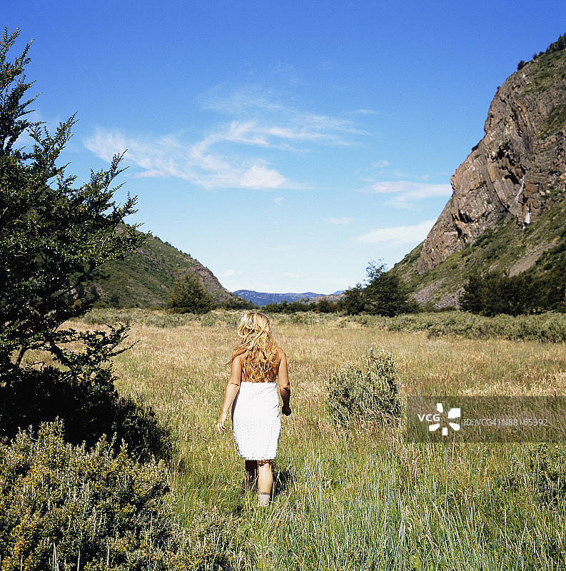 徒步山谷的女人图片素材